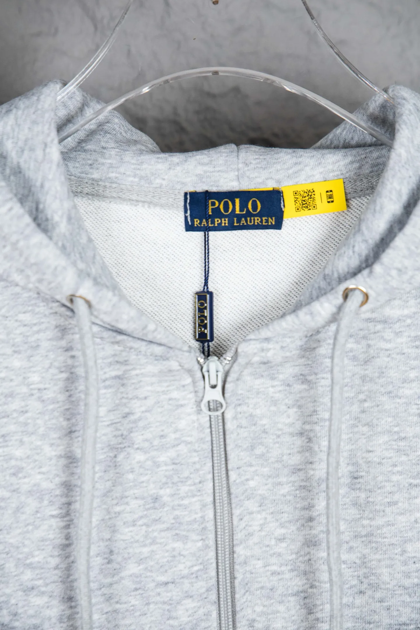 P230 Ralph Lauren/Ralph Lauren pony embroidered zipper cardigan hooded sweatshirt. This sweatshirt is available for everyone in autumn and winter. You can wear it casually no matter how you wear it! ! This hooded sweatshirt is decorated with the simple style that represents Ralph Lauren and is paired with a pony embroidery pattern, which is three-dimensional and full! The solid color fabric paired with exquisite embroidery instantly sets it off! Hooded sports design, loose and casual fit! The overall texture is very strong! Through the pictures, we can feel the thickness and texture of custom-woven and dyed threads. The workmanship is exquisite. They are shipped from major foreign trade factories. They are all made by masters with many years of experience. Everything is of high standards and requirements! Simple and versatile model ~ Made of imported pique cotton fabric, which is super delicate and soft, close to the body without being tied. All fabrics and accessories are original custom-made and of high quality! Perfectly reflects the brand’s sense of superiority! Standard cut, comfortable stretch, unrestricted movement! Highly practical, high-end and classy! Versatile style ~ can be paired with jeans or jogging pants. Ideal for transitioning from your morning commute to weekend events! Size: S-XL Color: Gray Navy Black